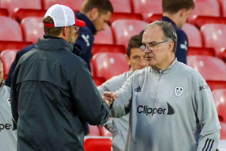 Jurgen Klopp y Marcelo Bielsa (Phil Noble, Pool via AP)