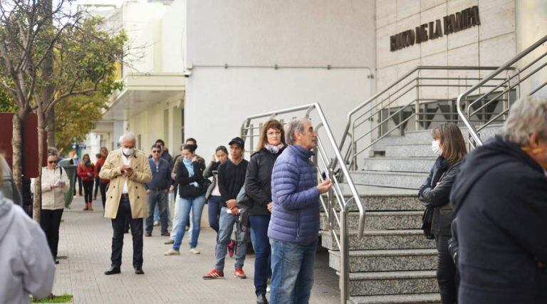 Otra vez colas en los bancos de Santa Rosa (Vía Santa Rosa)