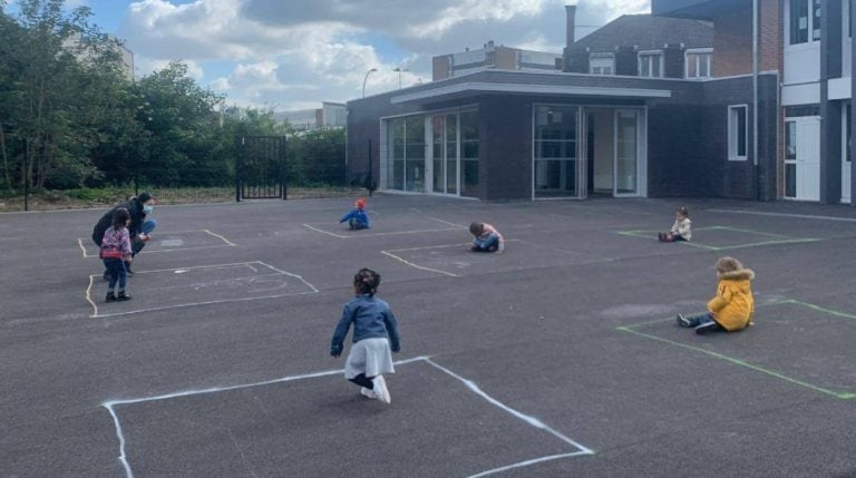 Así juegan los niños en Francia. (Foto: Twitter/@Lioneltop)