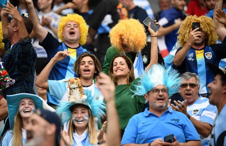 La fiesta en las tribunas del Tokyo Stadium. (Foto: Fracnk Fife / AFP)