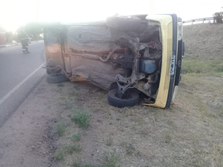 Volcó en la Av. Santos Ortíz de la capital puntana.