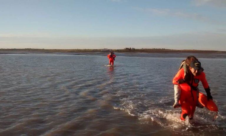 Operativo de prefectura para rescatar a 16 peronas que quedaron varados en la ría