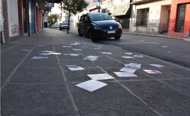 Propaganda política en las veredas del casco céntrico, en San Salvador de Jujuy, esta mañana. (Foto Iván Juárez)