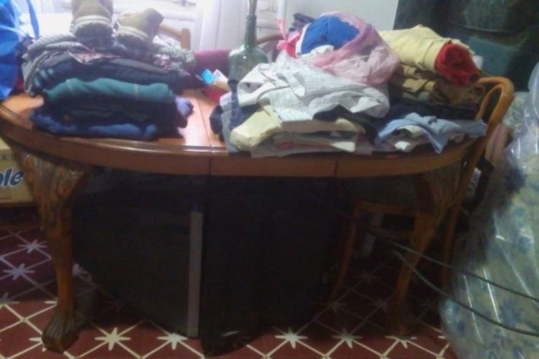 Gracias a la solidaridad de la gente, se juntó ropa en buenas condiciones.