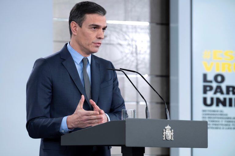 El presidente del Gobierno, Pedro Sánchez, durante su comparecencia en la que ha anunciado este sábado la paralización de todas las actividades no esenciales desde el lunes 30 de marzo y hasta el jueves 9 de abril, ambos inclusive. (Foto: EFE/EFE/Pool Moncloa/J.M. Cuadrado)