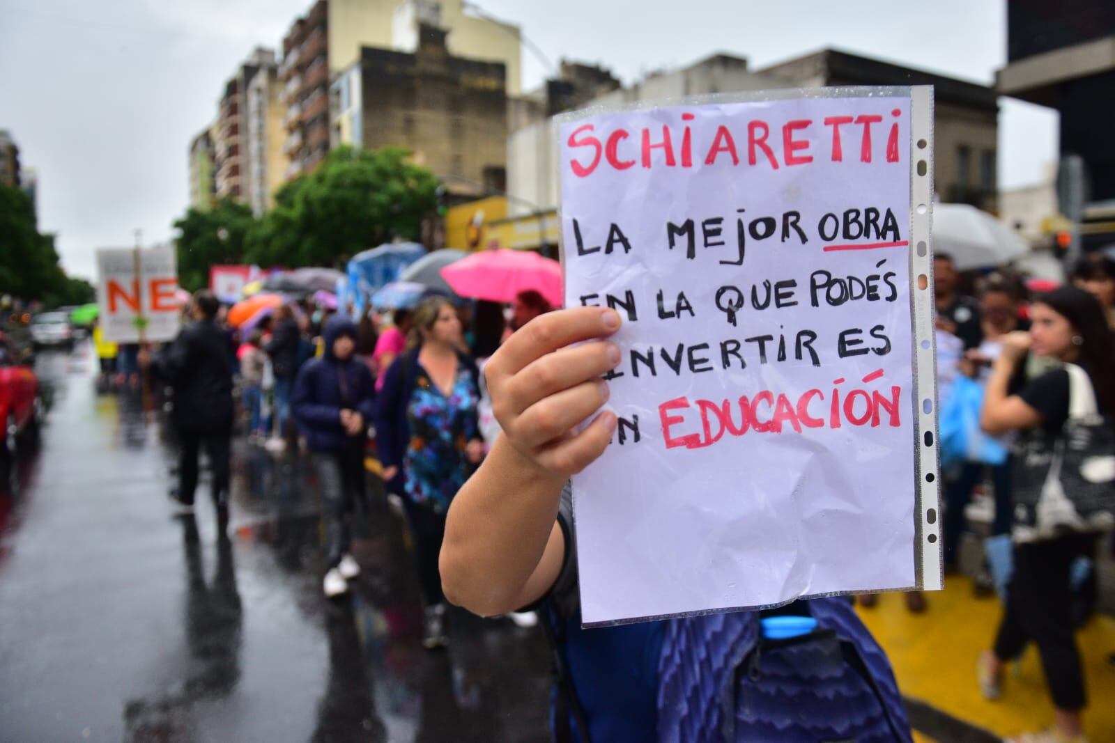 Ciudad de Córdoba. En medio de la lluvia, docentes se movilizaron en la segunda jornada de paro (Ramiro Pereyra/La Voz).