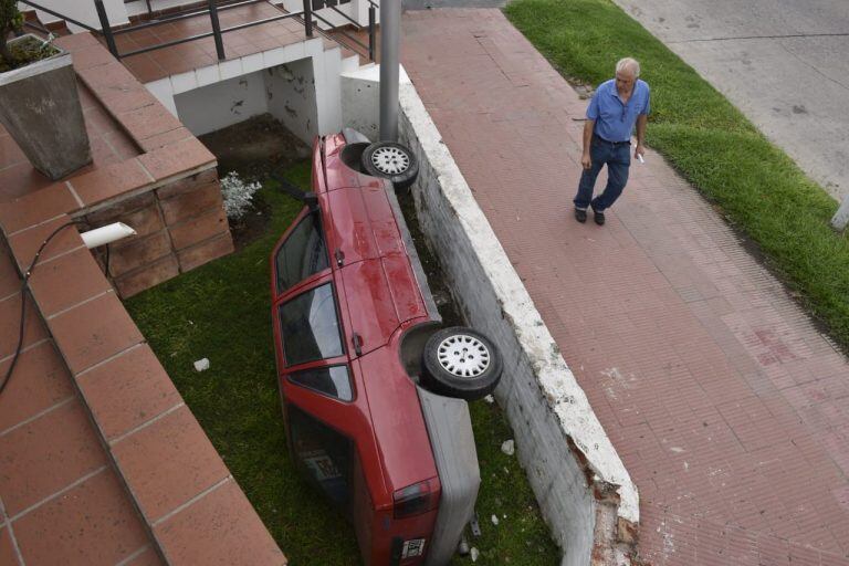 El insólito vuelco se produjo en el barrio Tablada Park, en la ciudad de Córdoba.