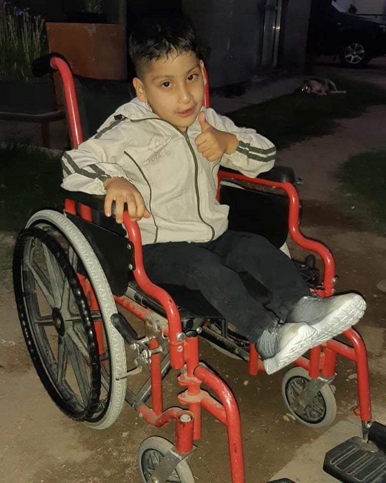 Kevin recibió una silla de ruedas de parte del Municipio de Arroyito