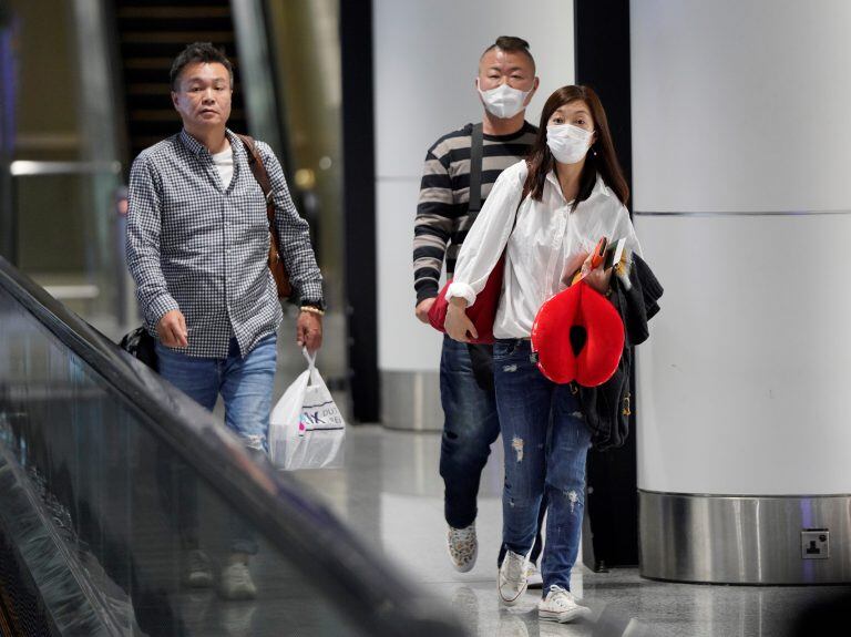 Pasajeros con barbijos en el aeropuerto de Kuala Lumpur, en Malasia (AP)