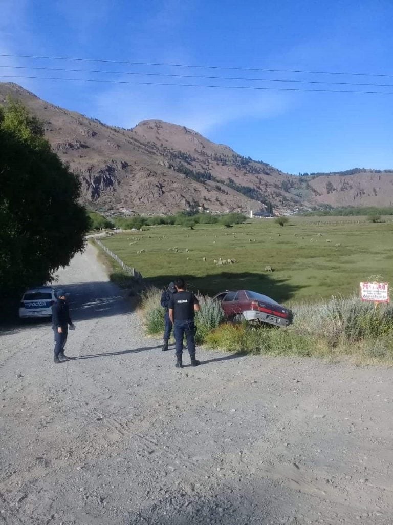 La policía haciendo el cordón de seguridad  después de haber encontrado el auto perteneciente a la victima fatal.