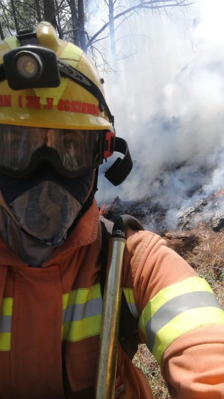 Dario Virgolini, bombero voluntario de Jesús María, en plena tarea.