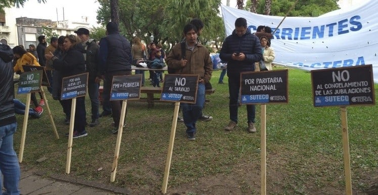 Los trabajadores de Corrientes marcharon frente a Casa de Gobierno. (Foto: Época)