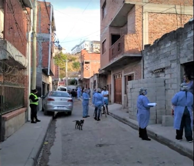 Personal de Salud en plena tarea de testear a vecinos de pacientes positivos de Jujuy.