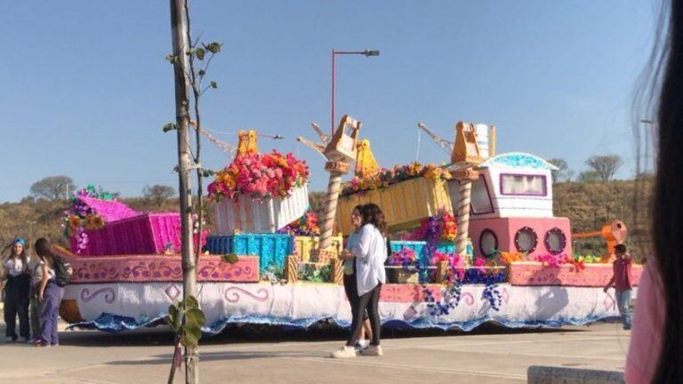 La carroza del Colegio del Salvador, rumbo a Alto Padilla.