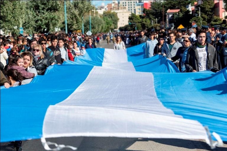 Una enorme bandera fue parte del desfile.