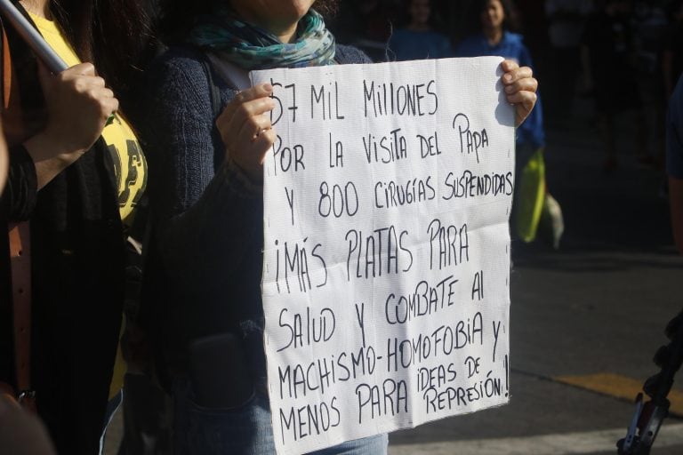 BH15. SANTIAGO (CHILE), 16/01/2018.- Jóvenes protestan por la llegada del papa Francisco hoy, martes 16 de enero de 2018, por las calles de Santiago (Chile). La policía disolvió hoy en Santiago la "Marcha de los Pobres", convocada por varias organizaciones sociales en protesta contra la visita del papa Francisco a Chile, según informaron fuentes oficiales. El papa realizará una visita de tres días en Chile y posteriormente se trasladará a Perú. EFE/BENJAMIN HERNANDEZ