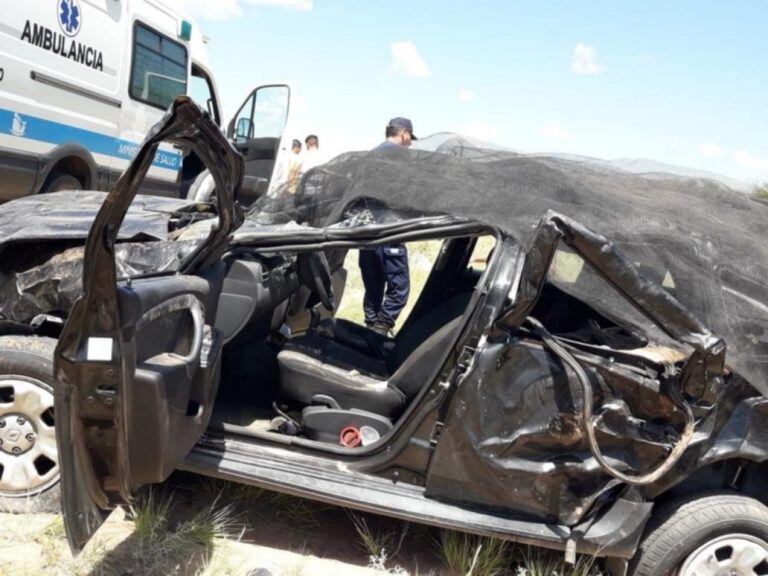 Viajaban en una Renault Duster junto a otras tres personas, entre ellas un niño de 4 años. Foto: Policía de San Luis.