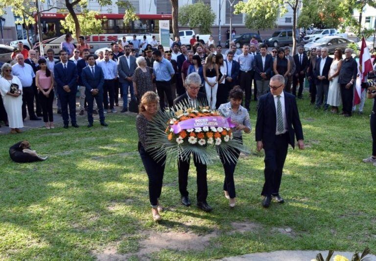 Múltiples ofrenda florales en el aniversario número 142 de Resistencia.