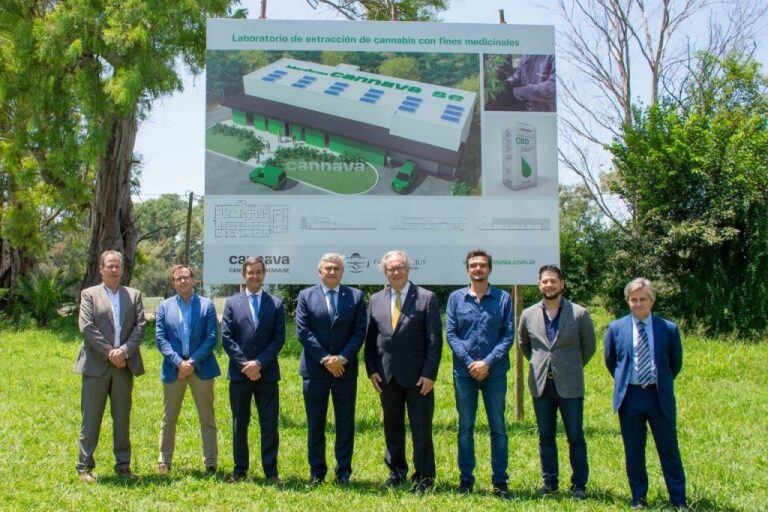 El embajador Jürgen Christian Mertens con el gobernador Morales, junto a autoridades de Cannava S.E., en la finca El Pongo.