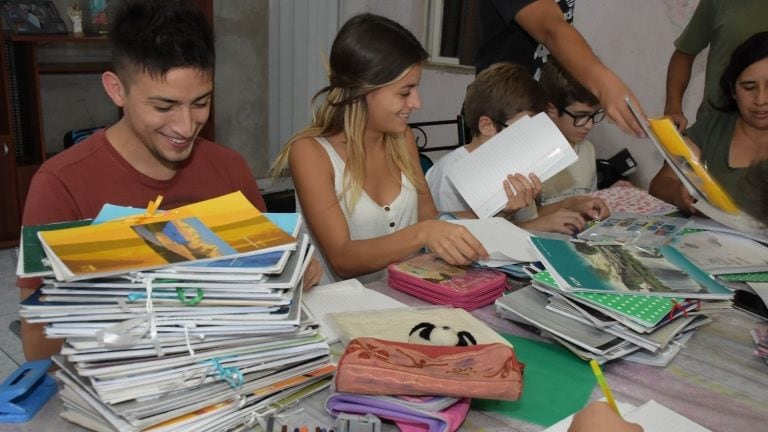 Hacen cartucheras y cuadernos para que los chicos carenciados puedan estudiar