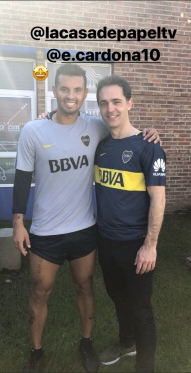 El actor epañol que interpreta a Berlín se sacó fotos con los jugadores de Boca. (Foto Instagram)