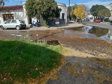 Caño roto en 7 de Marzo y 25 de Mayo