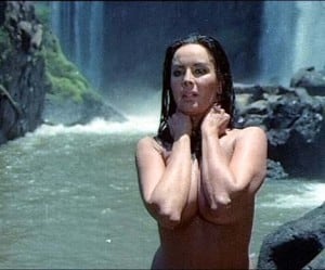 Embrujada, con "Coca" Sarli en una de las escenas filmadas en Cataratas, posiblemente bajo el salto "Dos Hermanas". (WEB)