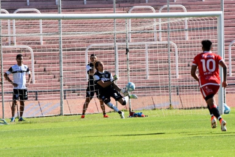 El arquero del Lobo, Tomás Giménez, le contuvo un penal a Matías Persa. Foto: Prensa Gimnasia y Esgrima.