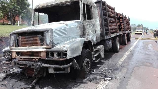 El fuego habría comenzado por una explosión en la caja de cambios.