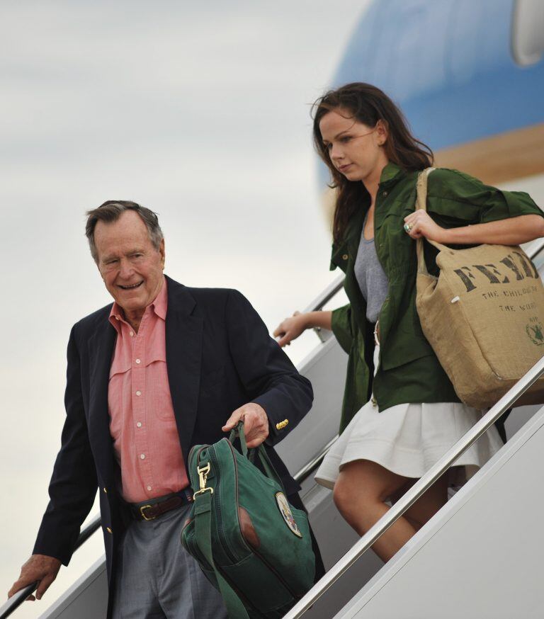 George H.W. Bush y su nieta Barbara. / AFP PHOTO / Mandel NGAN