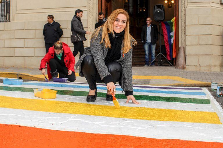 Concejales repintaron la bandera de la diversidad