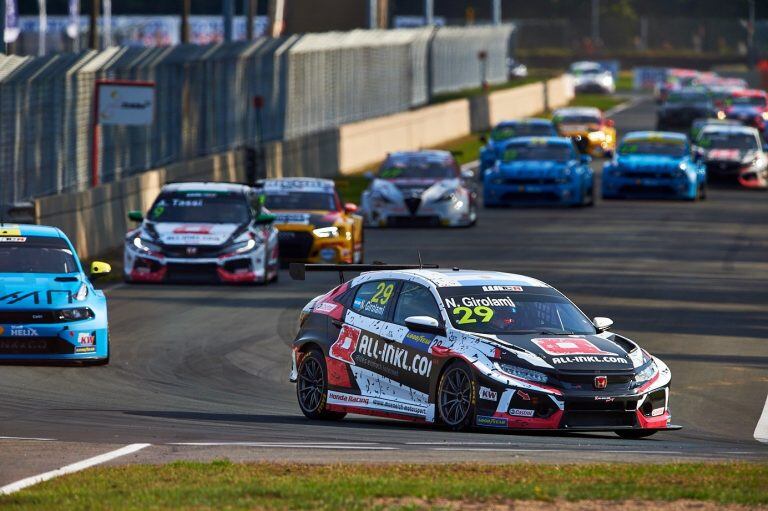 Girolami, delante de todos sus rivales con el Honda Civic Type R TCR del equipo ALL.INKL.COM Münnich Motorsport.