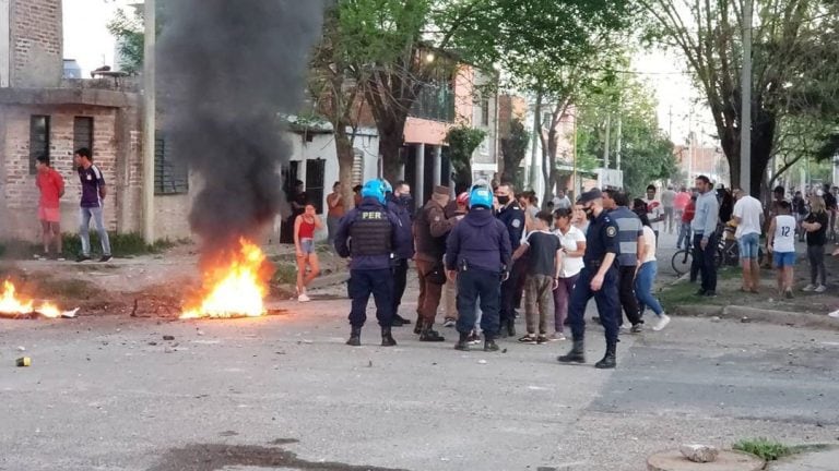 Batalla campal entre vecinos - Gualeguaychú.
Crédito: ElDía