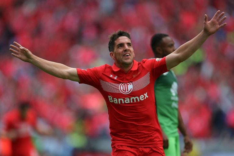 Foto de archivo del futbolista Gabriel Hauche cuando militaba en el Toluca de México. Hoy juega en Argentinos Juniors. Crédito: EFE/Alex Cru.