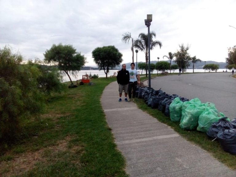 Limpieza del lago San Roque en Semana Santa