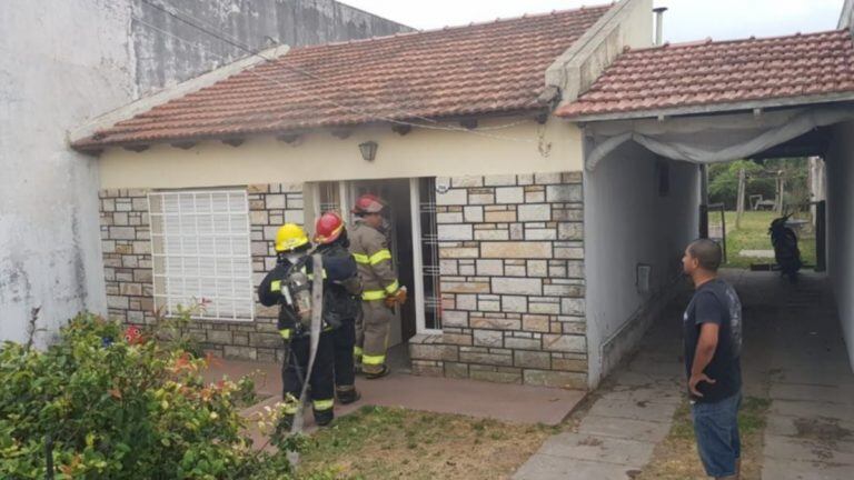 Rescataron a tres perros en el incendio de calle Alberdi 766