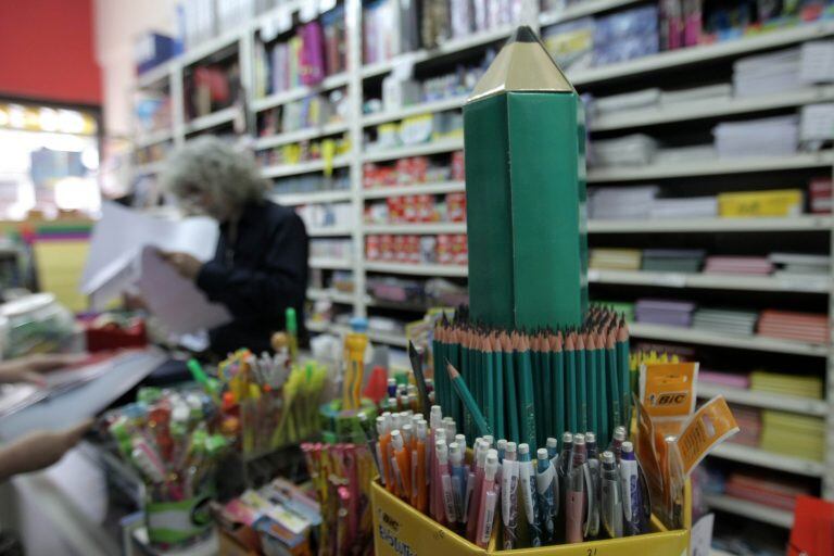 BUENOS AIRES 03/02/14, EL GOBIERNO ANUNCIO QUE SUMARÁ UNA CANASTA ESCOLAR AL PROGRAMA "PRECIOS CUIDADOS"  Y PIDIÓ "RESPONSABILIDAD" PARA "IMPEDIR ABUSOS" EN LOS PRECIOS.FOTO.DYN/PABLO MOLINA.     utiles escolares   buenos aires  librerias articulos escolares aumento precios programa precios cuidados utiles utiles escolares aumento precios