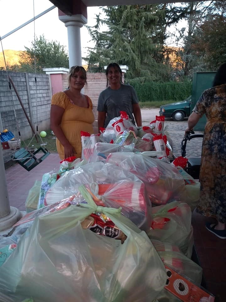 También reparten donaciones que reciben en el merendero