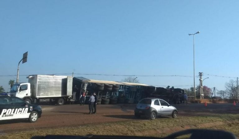 Volcó un camión frigorífico en la Ruta 12 y hubo incidentes. (Foto: El Territorio)