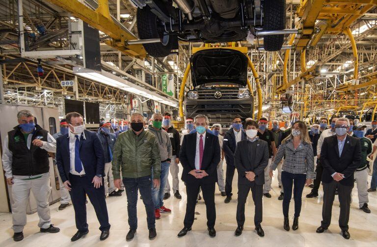 Alberto Fernandez y Axel Kicillof en la fábrica de Volkswagen Argentina (Foto: Diego Nasello/Gobierno de la Provincia de Buenos Aires/AFP)