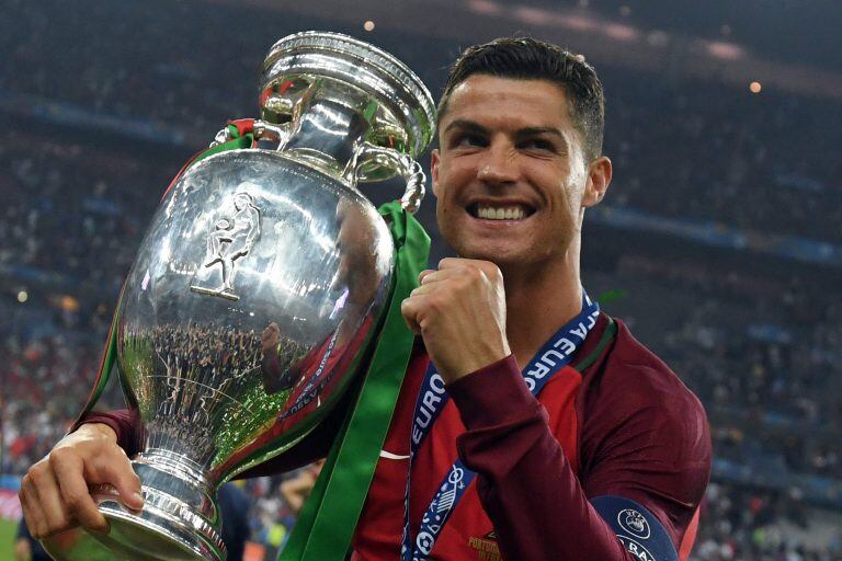 Cristiano Ronaldo con la Eurocopa. (AFP)