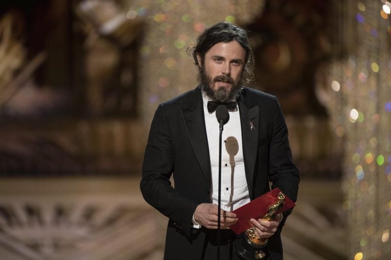 OS08 LOS ÁNGELES (ESTADOS UNIDOS) 27/02/2017.- Foto facilitada por la Academia de Artes y Ciencias Cinematógraficas (AMPAS, siglas en inglés) hoy 27 de febrero de 2017 que muestra el discurso del actor Casey Affleck mientras pronuncia un discurso tras gan