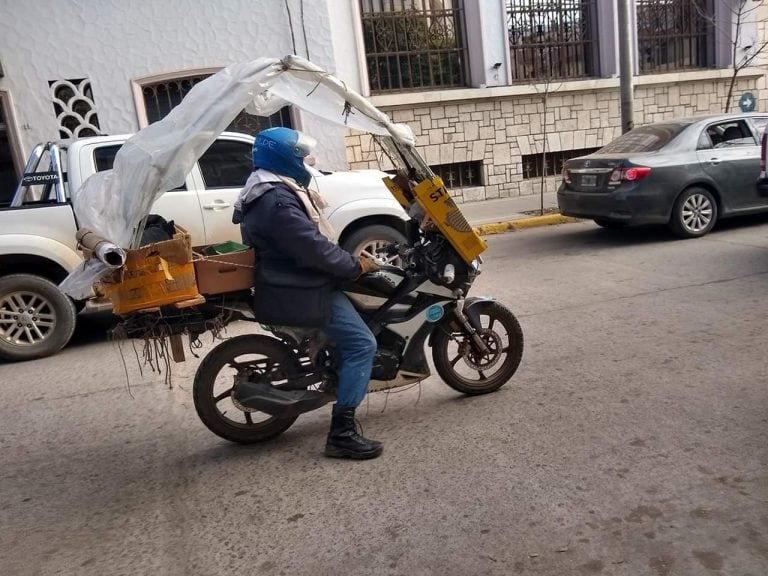 El hombre creador del invento, dirigiéndose hacia su trabajo este viernes. (Foto: Traslasierra Noticias).