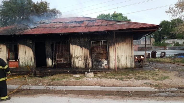 Fuerte incendio en una vivienda de Ingeniero White