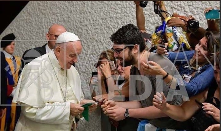 Nicolás Fuster, el joven argentino que vive en Roma y le entregó un pañuelo verde pro aborto al papa Francisco. Foto: Vatican Media