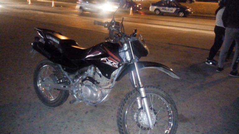 Alta Gracia: un vehículo se incendió tras ser embestido por una motocicleta.