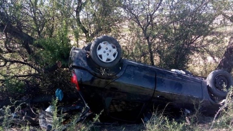 Tras el vuelco, el auto quedó ruedas arriba.