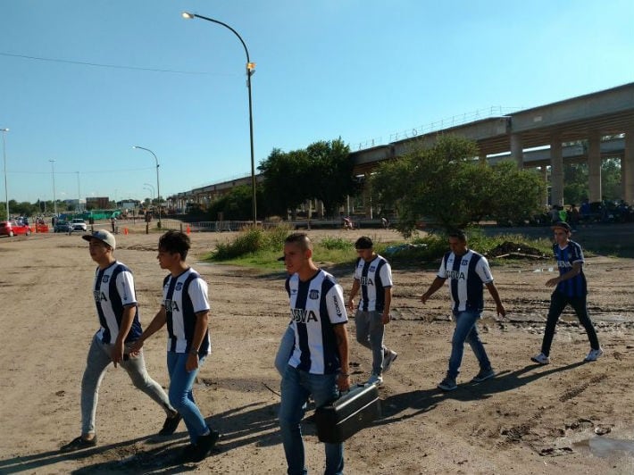 Así llegaban los hinchas de Belgrano y Talleres.