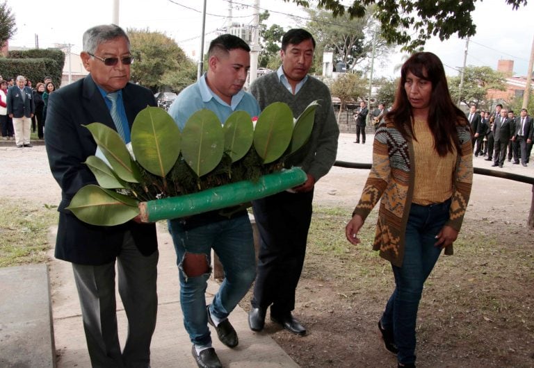 Familiares y dirigentes vecinales rindieron homenaje a la memoria de Raúl Aristóbulo Farfán y Jorge Rubén Torres, tripulantes del ARA Gral. Belgrano.