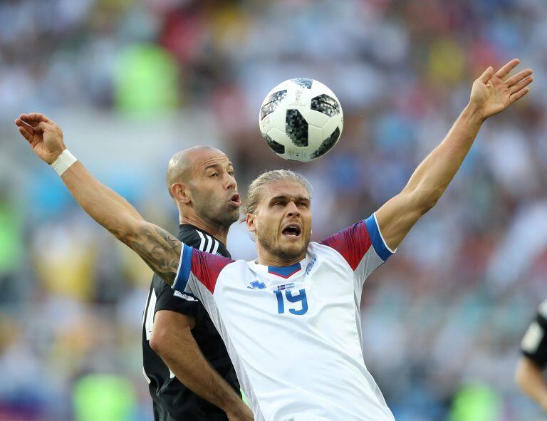 Javier Mascherano y Rurik Gislason en Rusia 2018.